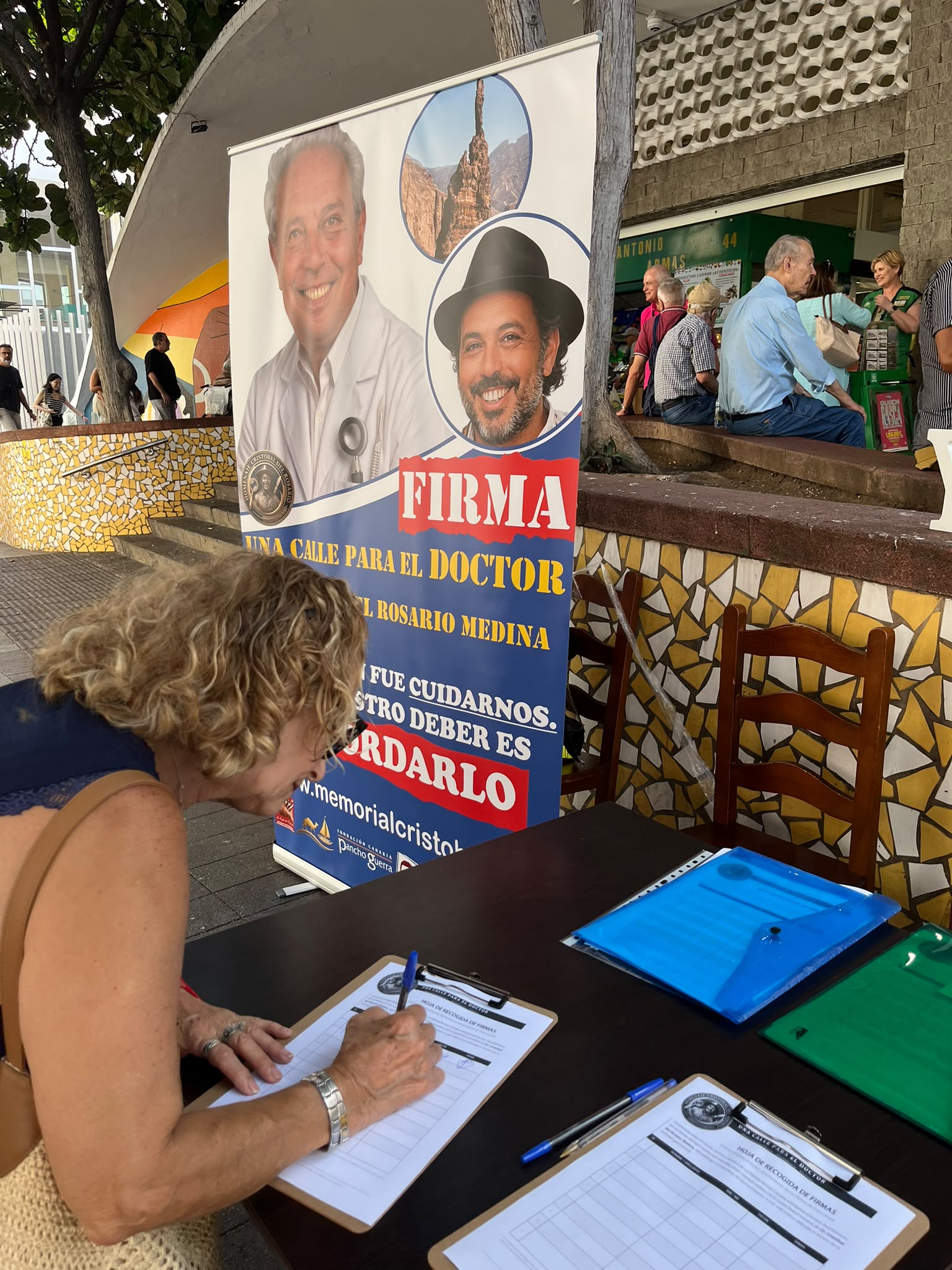 Recogida presencial de firmas en el Mercado Central
